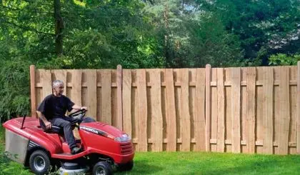 Der rustikale Holz Zaun Dresden: Ein naturbelassener Bohlenzaun aus sägerauen und massiven Lärchenplanken