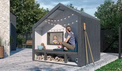 Die 184 x 208 x 212 cm Kinderspielhütte aus naturbelassenem Nadelholz präsentiert sich mit einem asymmetrischen Satteldach