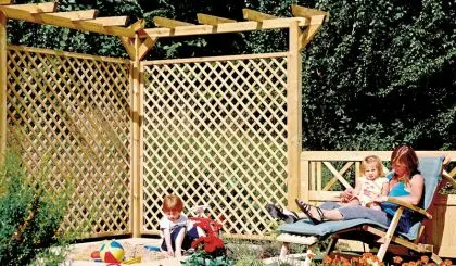 Für die Holzpergola bestehen zwei Montagemöglichkeiten: Längs mit 450 cm Gesamtlänge oder über Eck mit zwei 225 cm langen Schenkeln