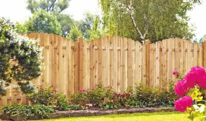 Wirkungsvoll: Der blickdichte, druckimprägnierte Sichtschutz Gartenzaun "Bochum" aus heimischen Nadelhölzern ist in geschwungener und gerader Form erhältlich.