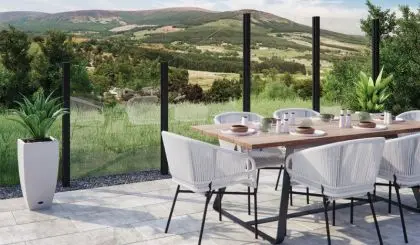 Der 15-teilige Glas Sichtschutz bringt mit seinen abwechslungsreichen Klarglas-Elementen viel Licht, Transparenz und Leichtigkeit auf Ihre Terrasse 