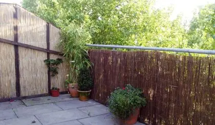Für Privatsphäre auf dem Balkon: Die Weidenmatte empfiehlt sich als natürlicher, günstiger und eleganter Sichtschutz