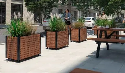 Mit vier Ø 75 mm Rollen: Der 87 x 47 x 65,5 cm Holzpflanzkasten vereint dänisches Design mit viel Flexibilität