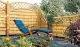 Der Gartenzaun Holz stellt mit blickdichten Elementen ein hohes Maß an Geborgenheit her. Dabei sorgen die Rankgitter für dekorative Akzente
