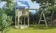 Die 290 x 190 x 296 cm Outdoorschaukel, ein Spielturm mit Podest, Leiter, Dachplane, Sandkasten und Einzelschaukel