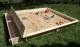 Für Spielspaß ist gesorgt: 225 x 225 cm Sandkasten aus naturbelassener Lärche (FSC) mit praktischer Seitenbox