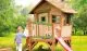 Erhältlich in Braun/Weiß und Braun/Grün: Das Spielhaus Garten mit Veranda und Rutsche