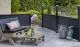 Zeitloses und flexibles Steckzaun System: Ein Hingucker im Garten, der sich als Terrassenumrandung gelungen in Szene setzt