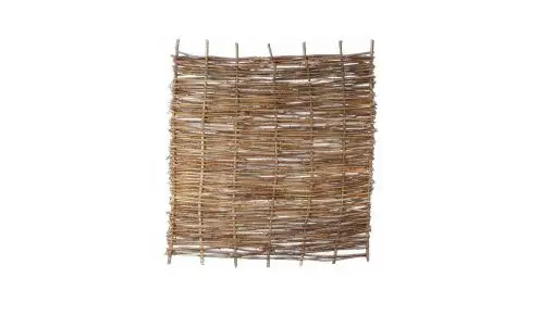 Rustikaler Sichtschutz aus geflochtenen Weidenzweigen, quadratische Gartendekoration auf weißem Hintergrund isoliert.
