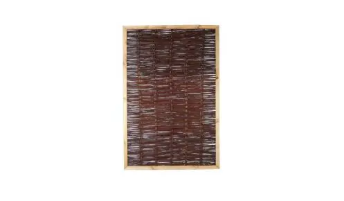 Weidenzaun-Element mit Holzrahmen, dunkelbraun geflochtene Weidenruten als Sichtschutz für Garten und Terrasse.