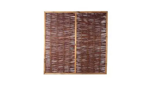 Sichtschutz aus Weide: Quadratisches Zaunelement mit natürlich geflochtenem Weidengeflecht in Holzrahmen auf weißem Hintergrund.