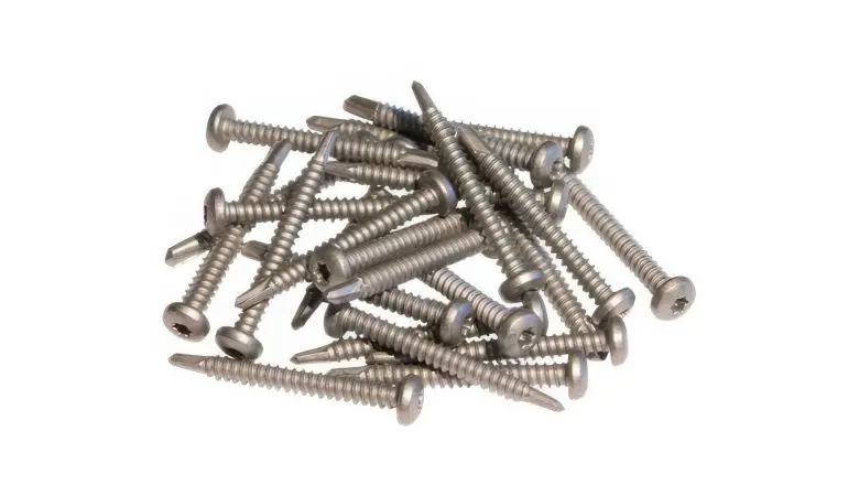 Die 50 mm langen Schrauben aus Edelstahl werden zur Befestigung der Futura-Elemente am passenden WPC Pfosten Futura verwendet.