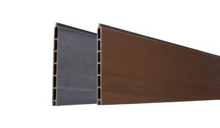 Coextrudierte 179 x 21 x 2 cm BPC Steckzaunlamellen mit natürlichem Farbverlauf und Holzmaserung. Erhältlich in den Designs Ipé und Greystone