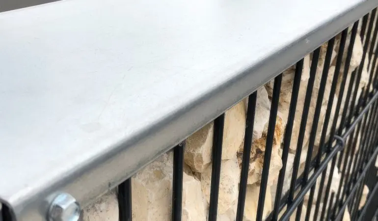 Das „C“-Profil Abdeckblech ist perfekt auf den „C“-Gabionenpfosten abgestimmt und wie dieser in zwei Ausführungen erhältlich. Für eine optische Einheit ist gesorgt