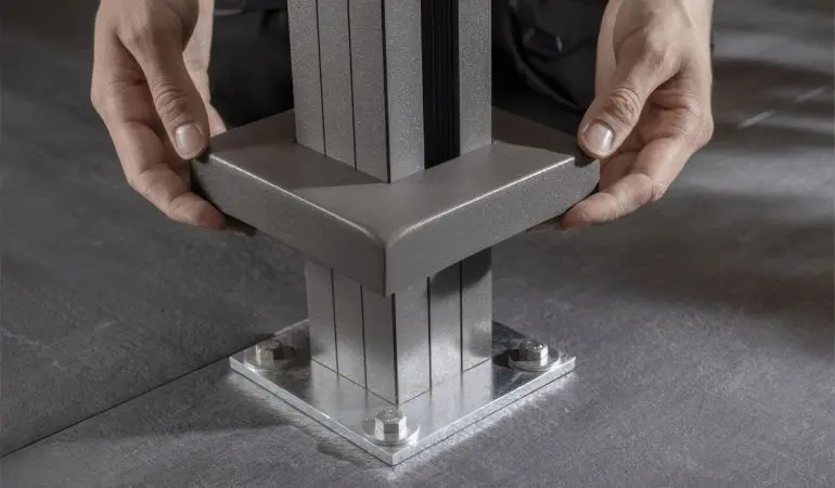 Die Abdeckplatte aus pulverbeschichtetem Aluminium (hier in Anthrazit) wird über die Schraubplatte des Pfostenträgers geschoben. So ist für ein ansprechendes Erscheinungsbild gesorgt