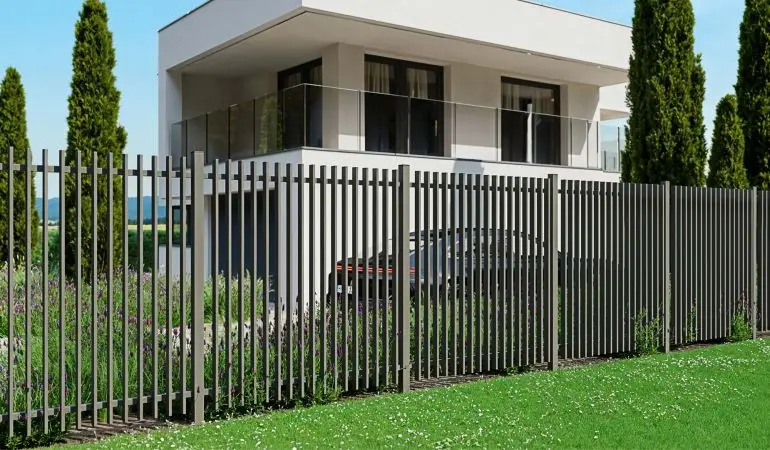 Alu Lattenzaun als Grundstücksbegrenzung vor einer weißen Villa