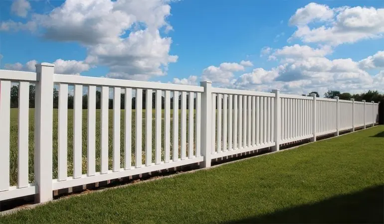 Pflegeleichter und witterungsbeständiger Alu Vorgartenzaun in Weiß (RAL 9016) mit 10 Jahren Garantie