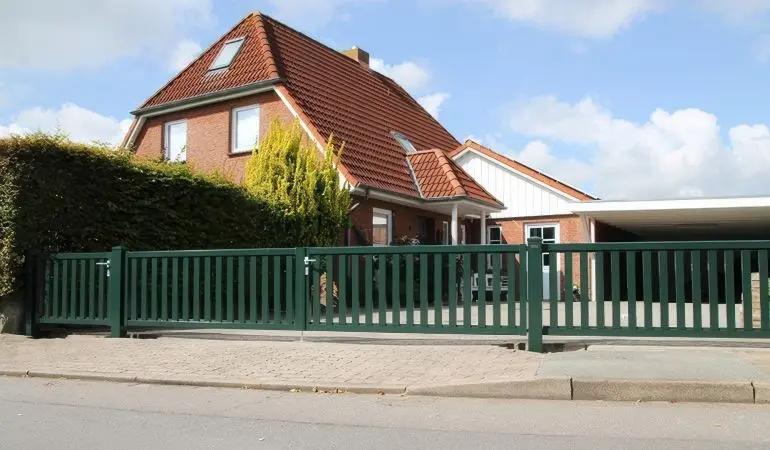 Pflegeleichter und witterungsbeständiger Alu Vorgartenzaun in Tannengrün (RAL 6009) mit 10 Jahren Garantie - Kauf auf Rechnung ✔