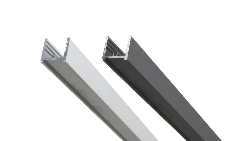 Aluminium Wandprofil in Silber und Anthrazit als schmales U-Profil auf weißem Hintergrund