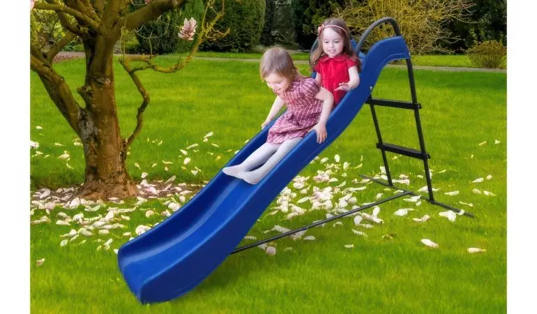 Stabil und wetterfest: Freistehende Kinderrutsche mit Wasseranschluss für Kinder ab 3 Jahre