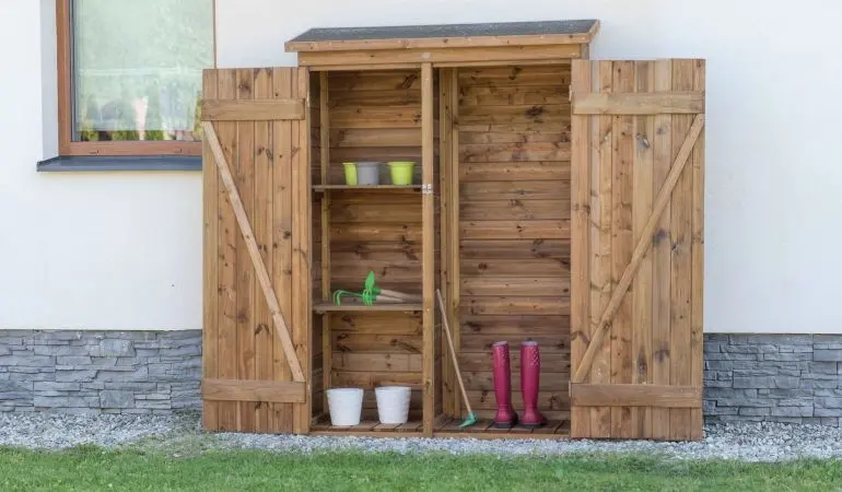 Bringt Ordnung in Ihren Garten: 122 x 40 x 180 cm Gartengeräteschrank mit Pultdach aus braun lasiertem Fichtenholz