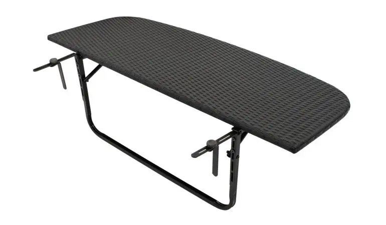 Balkonhängetisch mit schwarzer Tischplatte aus Polyrattan vor weißem Hintergrund