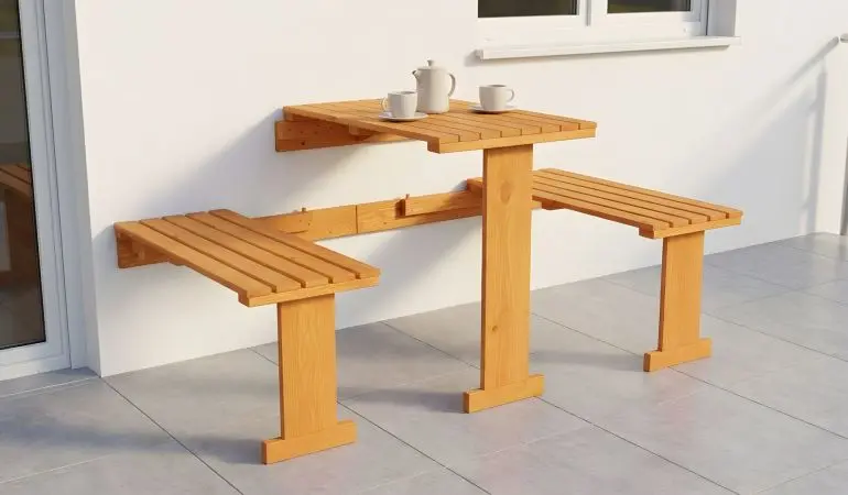 Balkonklappgarnitur Garmisch aus honigbraunem Holz mit Tisch und zwei Bänken an der Hauswand auf dem Balkon