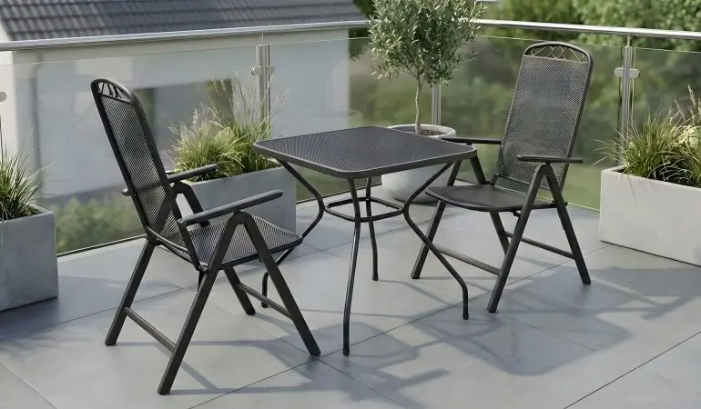 Balkonset Chania aus Metall mit zwei Stühlen und quadratischem Tisch auf einem modernen Balkon