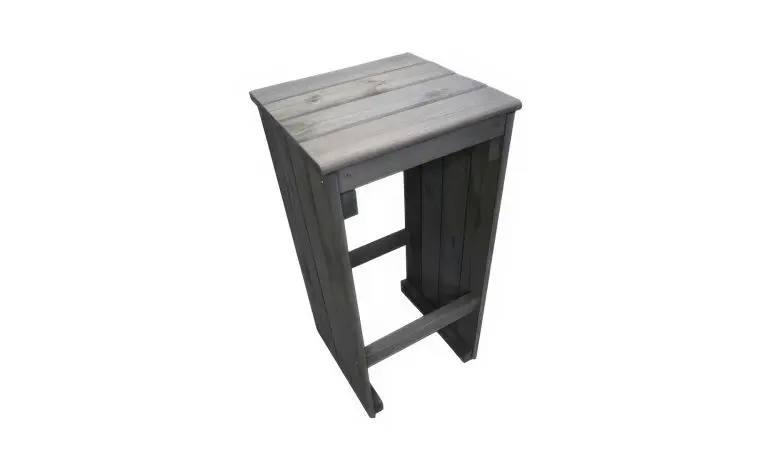 Robuster 38 x 40 x 80 cm Barhocker aus imprägniertem Kiefernholz. Querstreben sorgen dafür, dass Sie beim Sitzen Ihre Füße bequem abstellen oder einhängen können