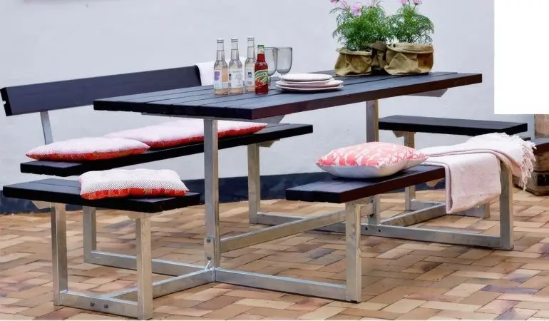 Das 177 x 160 x 73 cm Gartenset aus Dänemark kann um Rückenlehnen und Anbaumodule ergänzt werden