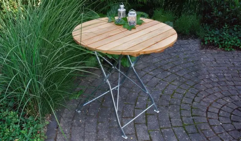 Der Bierzeltgarnitur Rundtisch Visby mit Robinienholzbelattung und verzinktem Flachstahl ist ein langlebiger Begleiter für Ihren Balkon oder die Terrasse.