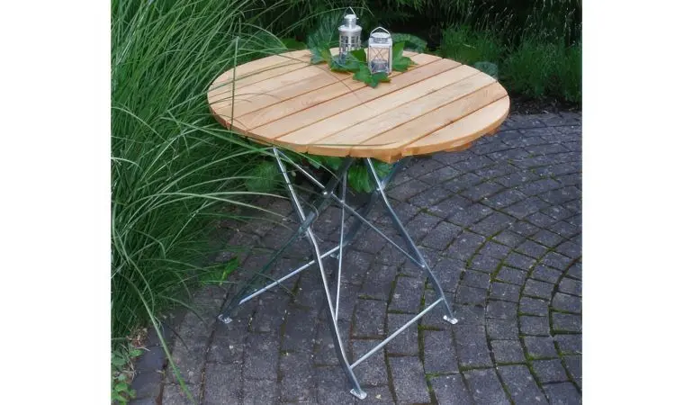 Der Bierzeltgarnitur Rundtisch Visby mit Robinienholzbelattung und verzinktem Flachstahl ist ein langlebiger Begleiter für Ihren Balkon oder die Terrasse.