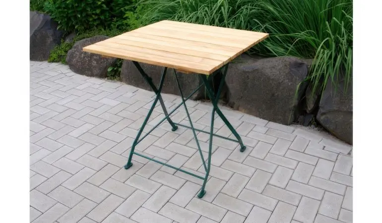 Der stabile Bierzelttisch Visby hat eine Tischplatte aus hochwertigem Robinienholz und ist in den Varianten moosgrün (RAL 6005)/natur und verzinkt/natur erhältlich.