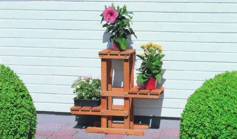 Blumenpodest mit drei Plattformen aus Holz