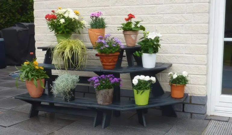 Die 137 x 59 x 62 cm Holz Blumentreppe mit Eckelement aus anthrazitgrau tauchimprägnierter Kiefer/Fichte