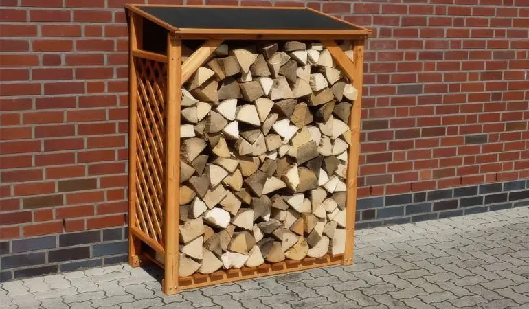 Brennholz für den Winter - Dank einem Maß von 119 x 68,6 x 148 cm können Sie hier einen ordentlichen Vorrat an Holz sicher lagern.