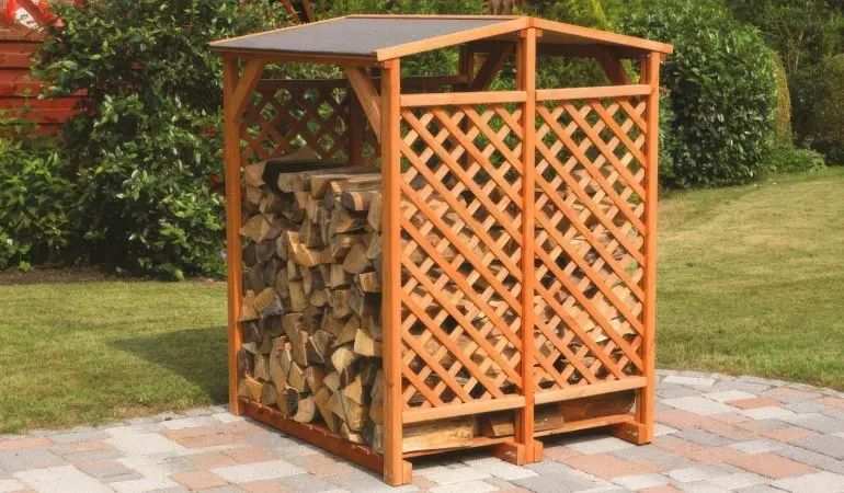 Unser Brennholzregal "Kervo" aus massivem Kierfenholz. Wahlweise mit oder ohne Wetterschutz erhältlich