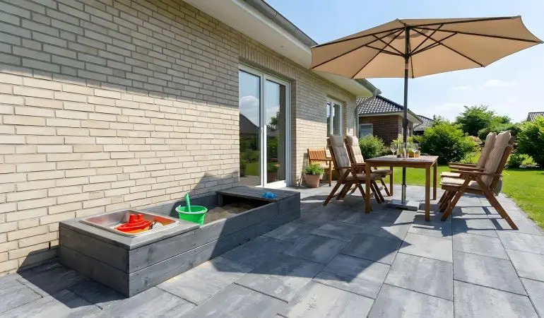 Kompakt und durchdacht: Der grau imprägnierte 150 x 45 x 19 cm Buddelkasten ist für kleine Außenbereiche perfekt