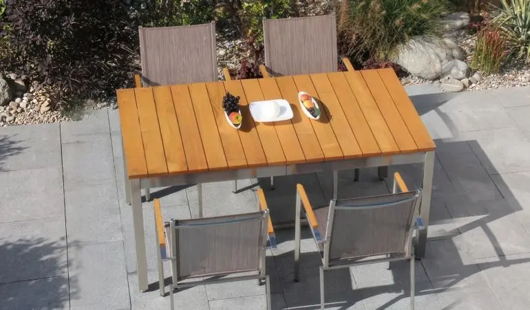 Moderner Materialmix: Der Gartentisch kombiniert ein Alugestell in Edelstahloptik mit einer Tischplatte aus europäischem Robinienholz