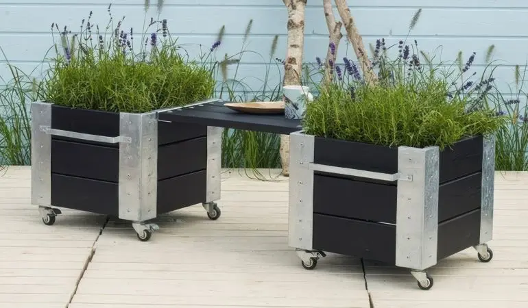 Das Pflanzkübel Cubic Sitzbrett hat eine Tiefe von 46 cm und entweder 60 oder 120 cm Länge