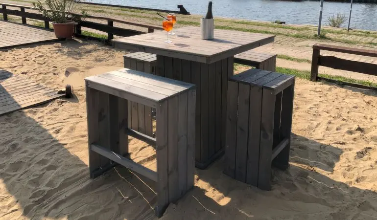 Erhältlich in drei Varianten! Das Garten Barset aus grau tauchimprägniertem Kiefernholz wird zum Treffpunkt für gesellige Runden