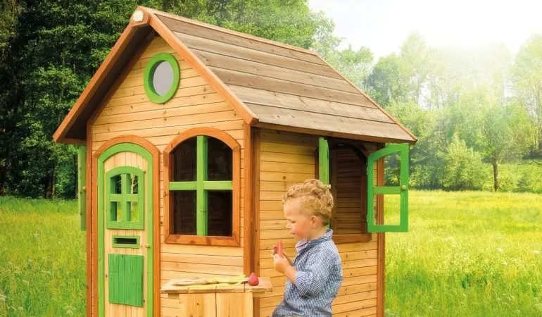 Das 151 x 137 x 175 cm große Spielhaus "Viktoria" aus Hemlockholz ist TÜV-geprüft und in den Kombinationen Braun/Weiß und Braun/Grün verfügbar. Es bietet viel Platz für kreative Spielideen.