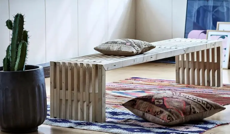 Design Gartenbank aus Kiefer/Fichte. Wahlweise mit und ohne Regalfach erhältlich