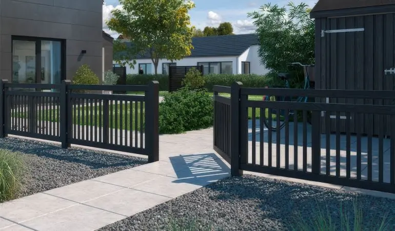 Moderner Designzaun in schwarzer Ausführung mit einem 150 x 80 cm Zaunfeld und drei Gartentor-Varianten. Präsentiert Ihr Zuhause und die Einfahrt auf ansprechende Weise