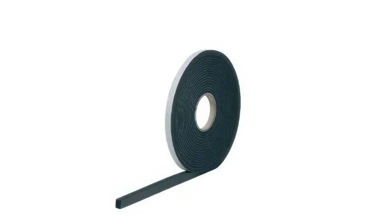 Das Dichtband besteht aus imprägniertem und ganzjährig wetterfestem Polyurethan (PUR). Es wird als Rollenware à 8 Meter geliefert