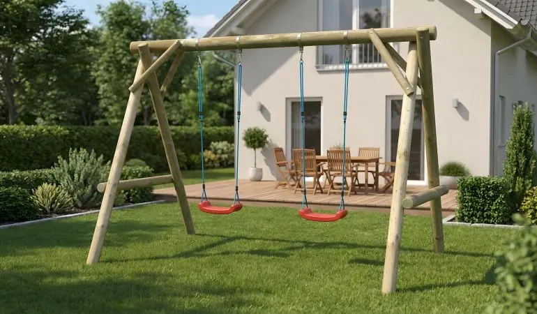 Doppelschaukel Holz mit zwei roten Schaukelsitzen an Rundholzgestell auf Rasen vor dem Haus