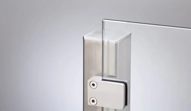 Variante Anfangspfosten mit nach rechts geöffneten Klemmbacken (Außenansicht = Planungsperspektive)