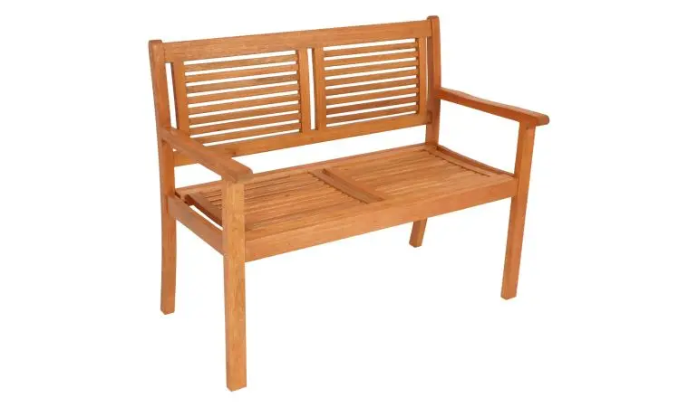 2-Sitzer Gartenbank aus Eukalyptusholz vor weißem Hintergrund