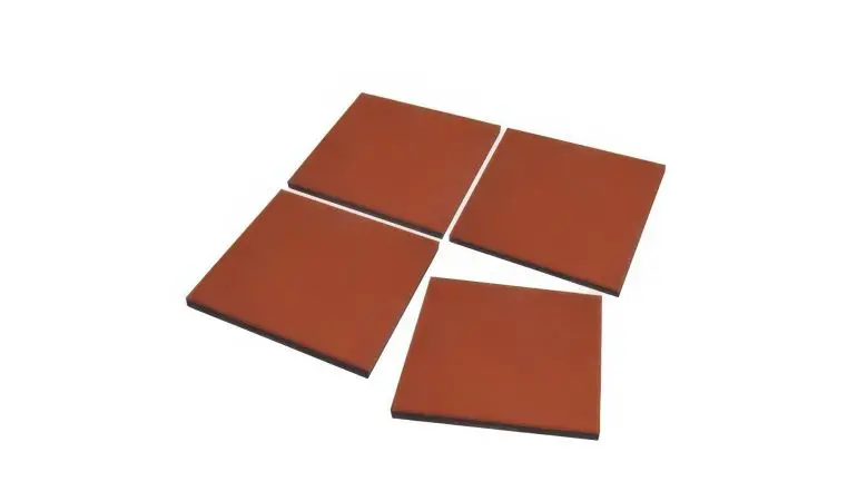 Braunrote Fallschutzplatten 50x50cm, quadratisch angeordnet, stoßdämpfende Bodenplatten für Spielbereiche auf weißem Hintergrund