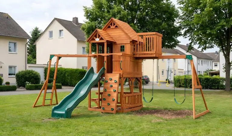 Mit dem Garten Spielturm aus Zedernholz erschaffen Sie ein vielseitiges Spielparadies für Ihre Kinder